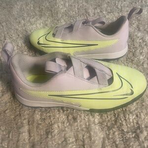 Nike Phantom Indoor Soccer Shoes, size 3Y